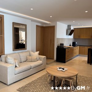 Appartement hôtel 5 étoiles de luxe en location pour un séjour vacances au cœur du centre-ville de Sainte-Maxime, à proximité du golf et de Saint-Tropez