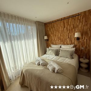 Chambre principale d'un appartement hôtel 5 étoiles de luxe en location au centre-ville de Sainte-Maxime.